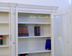 Libreria in stile classico  finitura colore bianco anticato con ante chiuse e ante a vetro da soggiorno o studio